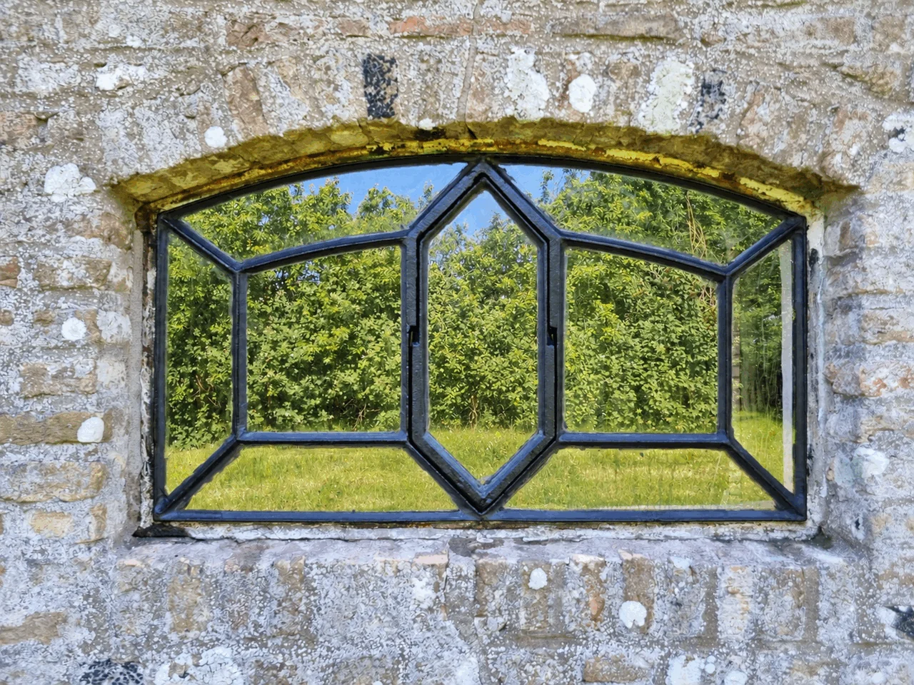 Oud glas-in-loodstalraam zonder weerspiegeling